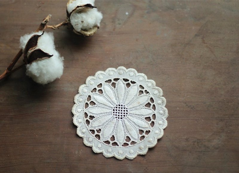 【Good day fetus】 Germany Vintage hand embroidery / Artex embroidered antique lace coaster - Coasters - Thread 