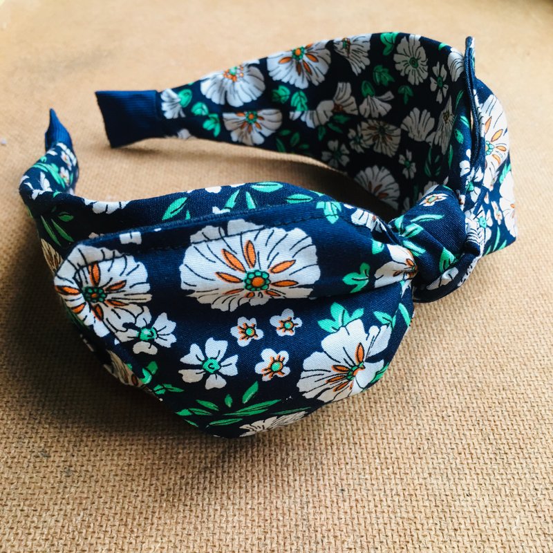 MOYA 寬版手工髮箍 小白花花 - 髮夾/髮圈 - 棉．麻 藍色