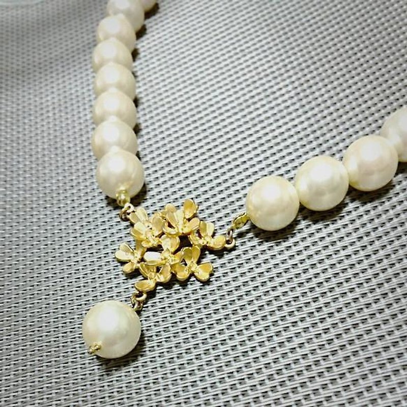 Flower bouquet and 12mm pearl necklace - Necklaces - Other Metals White