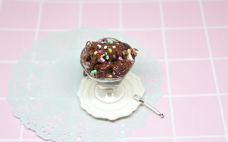 =>黏土系列--巧克力刨冰杯 -掛飾系列 #包包配 #仿真 #仿真食物 - 鑰匙圈/鑰匙包 - 黏土 咖啡色