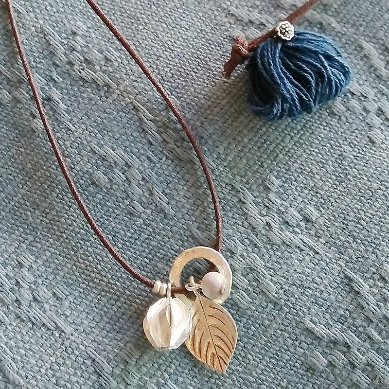 Karen silver & indigo tassel necklace / plant dye dye yuzudama job's tears - Necklaces - Silver Silver