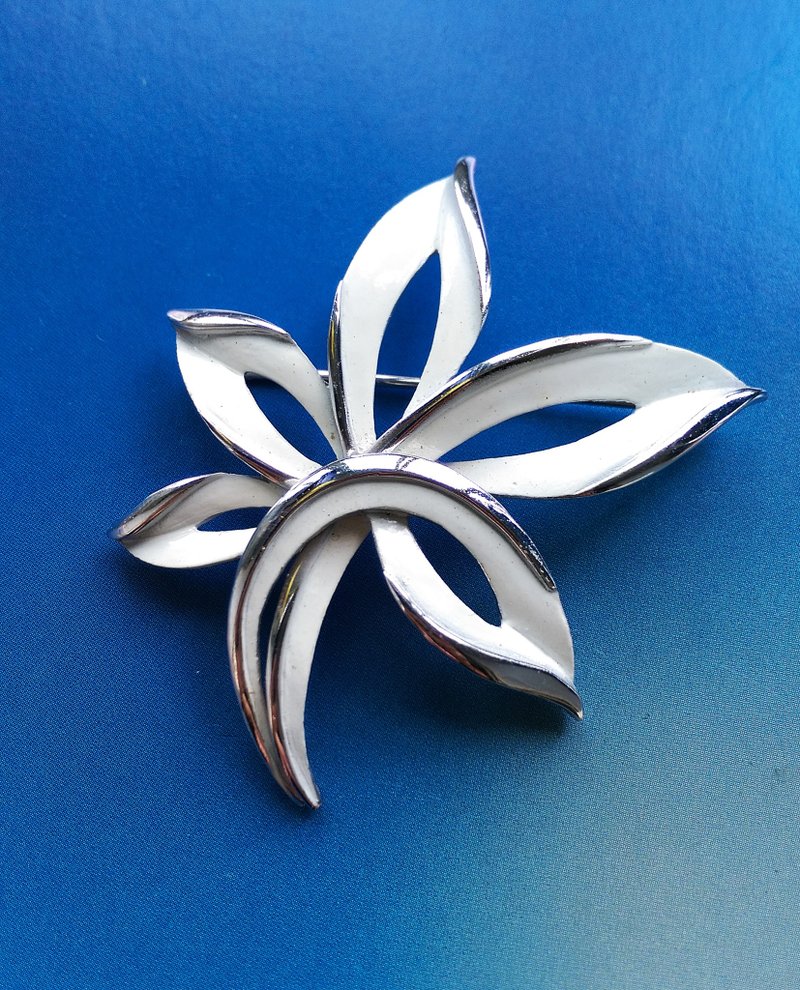 Vintage Jewelry 西洋古董飾品  TRIFARI 白琺瑯 葉子 別針 - 徽章/別針 - 其他金屬 白色