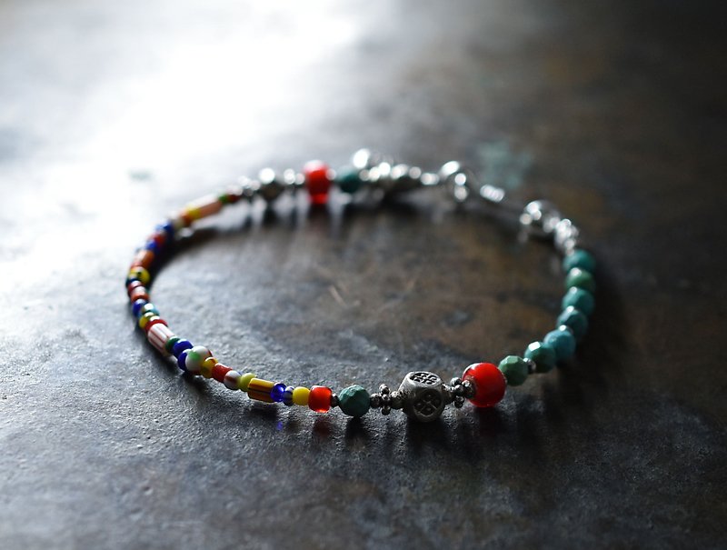 Colorful bracelet made of Christmas beads, turquoise, white hearts, and Karen Silver - สร้อยข้อมือ - แก้ว หลากหลายสี