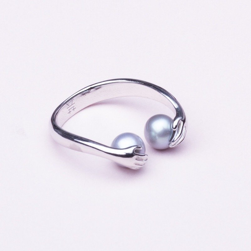 小手抱珍珠戒指女 蕓所原創設計師品牌飾品純銀鍍金首飾情侶禮物 - 戒指 - 其他金屬 金色