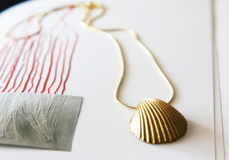 YANGYANG Shell Necklace - Necklaces - Copper & Brass Gold