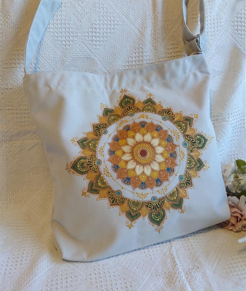 [Hand-painted mandala] Side backpack, retro canvas bag, old bag, tote bag [customized upon order] - กระเป๋าแมสเซนเจอร์ - ผ้าฝ้าย/ผ้าลินิน ขาว