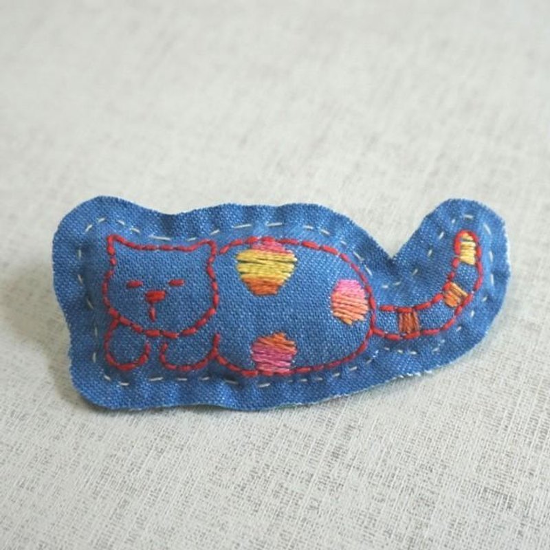 Hand embroidery broach "waterdrop cat" - Brooches - Thread Blue