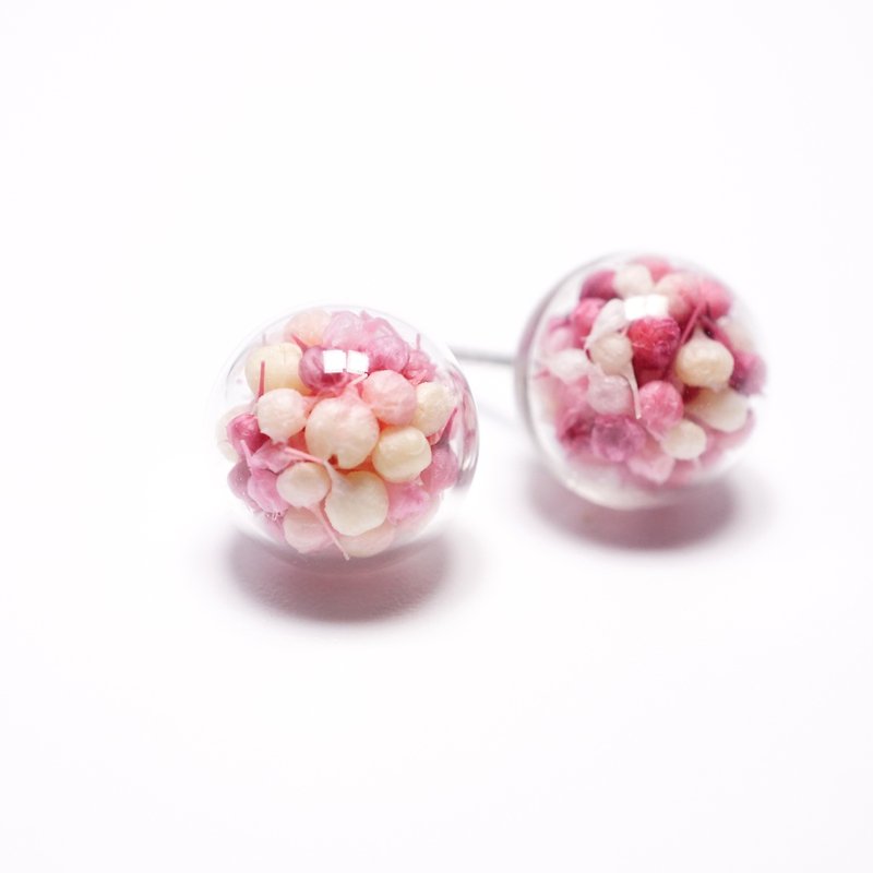 ピンクのグラデーション夏草のガラス玉のイヤリングと手作りの赤 - ピアス・イヤリング - 寄せ植え・花 
