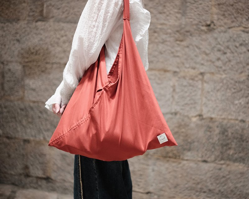 單肩三角布袋 Azuma bag - 朱紅色 - 側背包/斜孭袋 - 其他材質 紅色