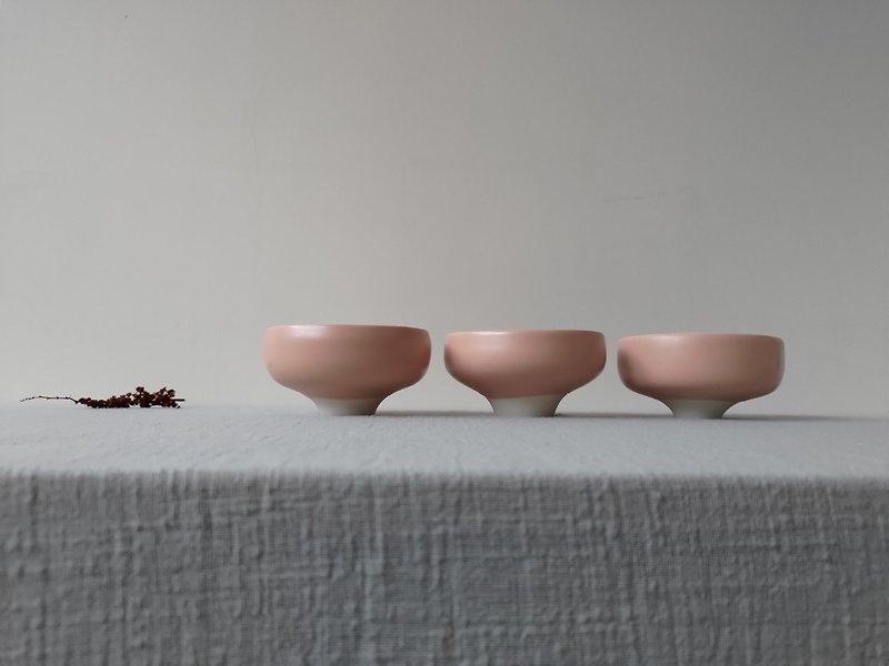 非常人 x Hung Cheng -生活食碗 / 手拉坏瓷碗 - 碗 - 陶 粉紅色