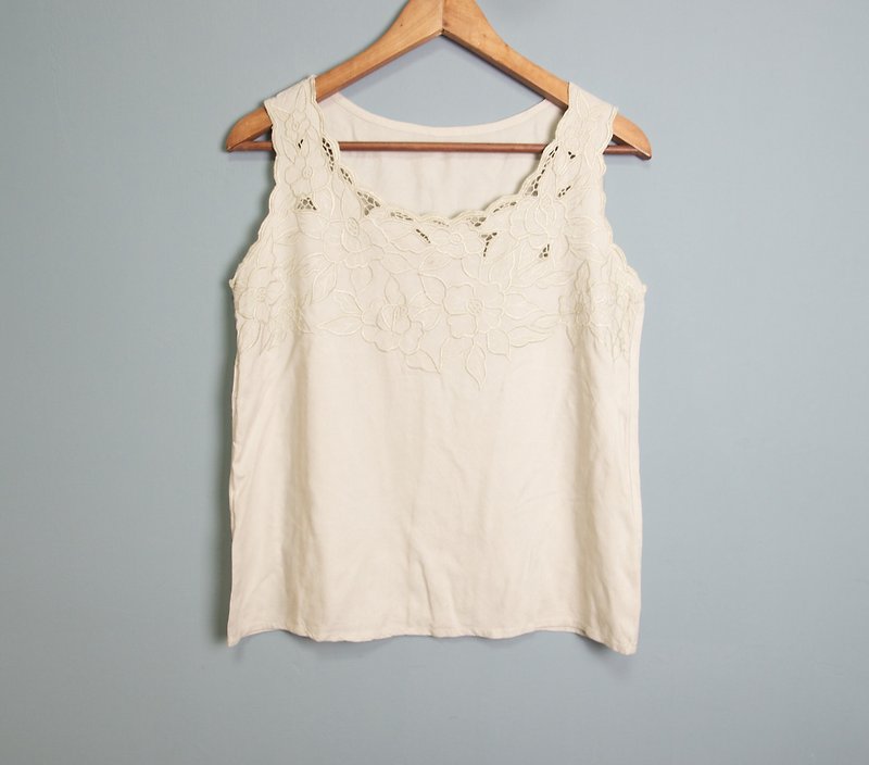 FOAK Ancient beige embroidered embroidery open vest - เสื้อกั๊กผู้หญิง - เส้นใยสังเคราะห์ ขาว
