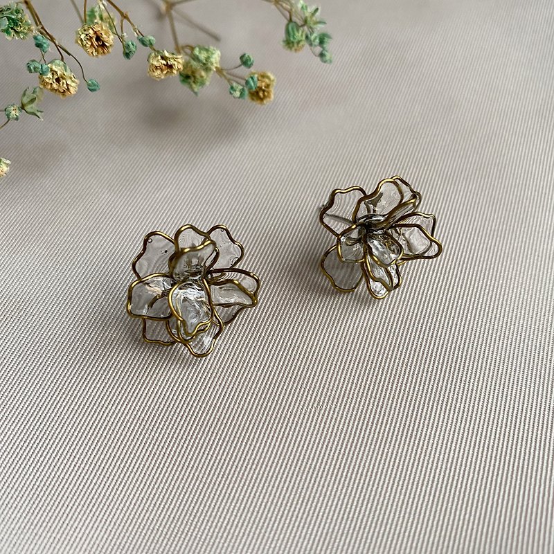 hydrangea earring【wedding】 - Earrings & Clip-ons - Resin Transparent