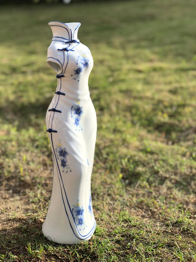 台灣老件 青花瓷旗袍造型花器 - 花瓶/花器 - 瓷 白色