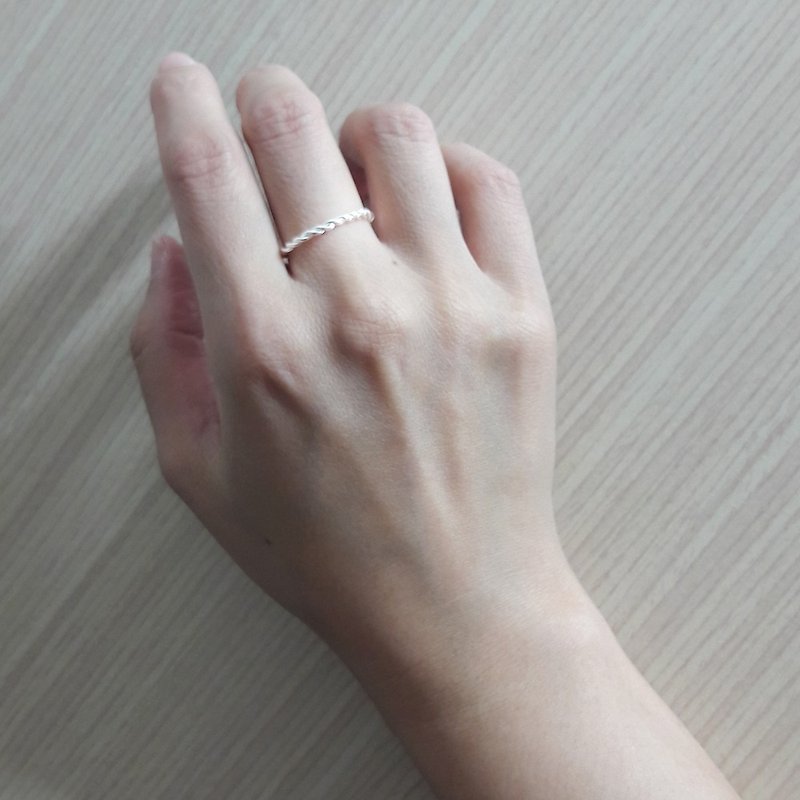Twisted sterling silver wire ring (movable ring) jewelry naked wear - แหวนทั่วไป - เงินแท้ สีเงิน