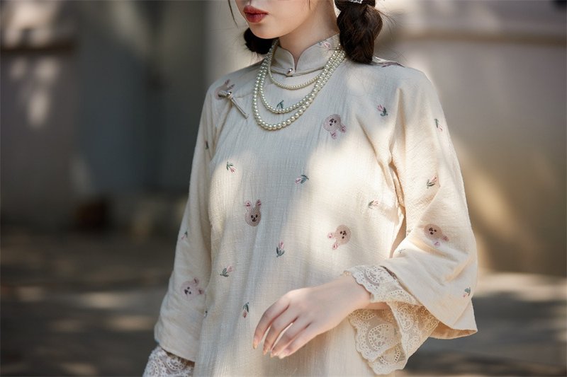 杏色 刺綉兔子倒大袖少女旗袍 新中式中秋春節風改良洋裝連身裙 - 旗袍/改良式旗袍 - 其他人造纖維 白色