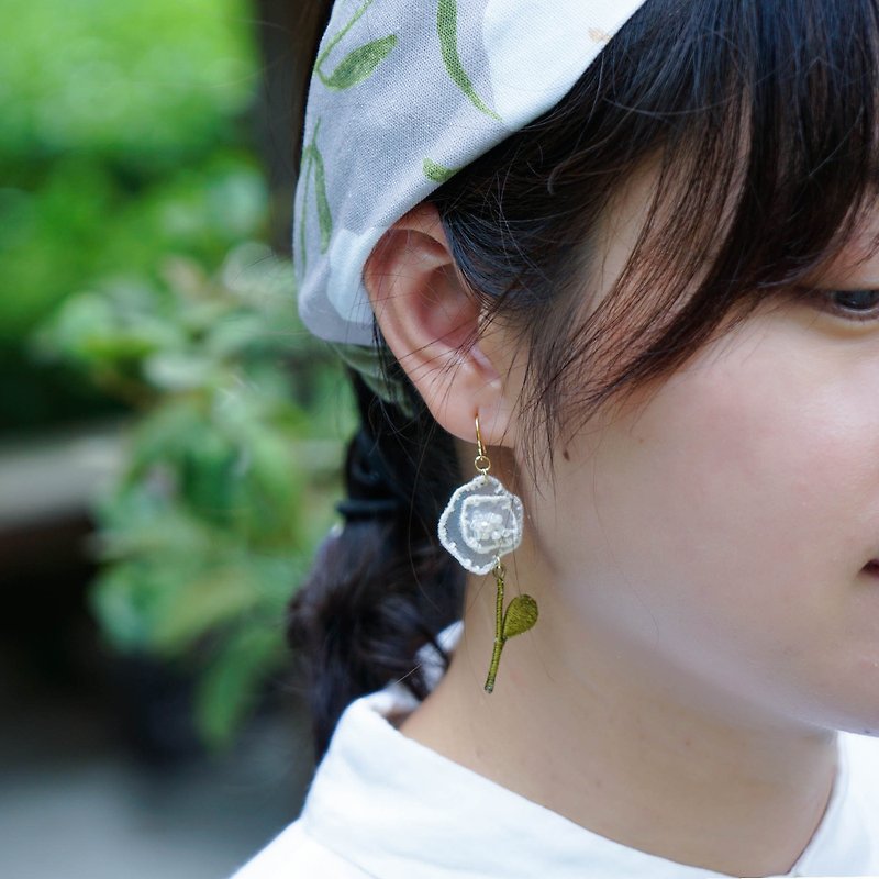 Lu Lita original design earrings, transparent flowers, literary and fresh earrings, customizable ear clips - ต่างหู - งานปัก 