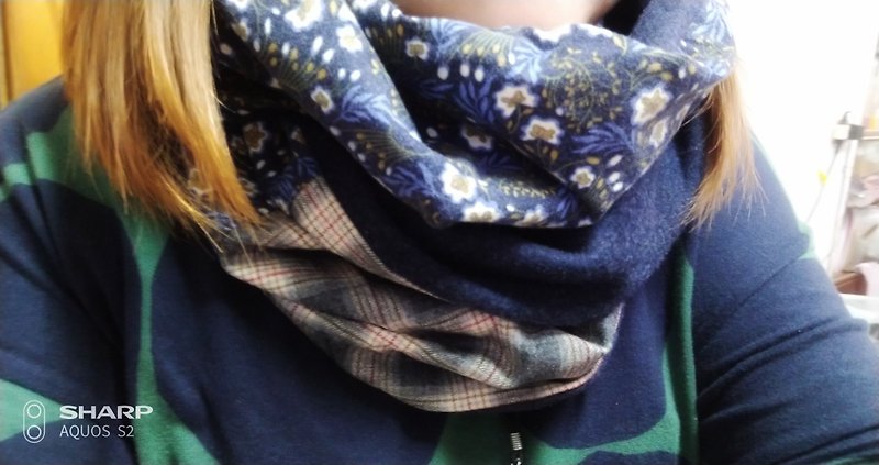 Dark blue amoeba wool check and dark blue inner wool fabric stitching scarf - Knit Scarves & Wraps - Cotton & Hemp Blue