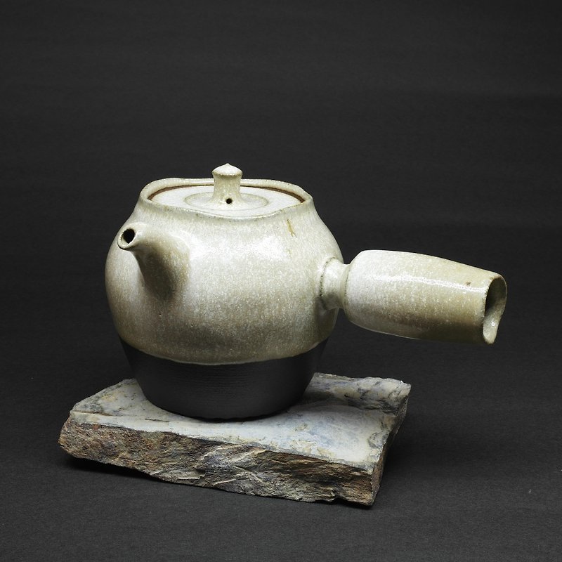 Chuxue's hand-made pottery tea props on the side of the urn - Teapots & Teacups - Pottery White