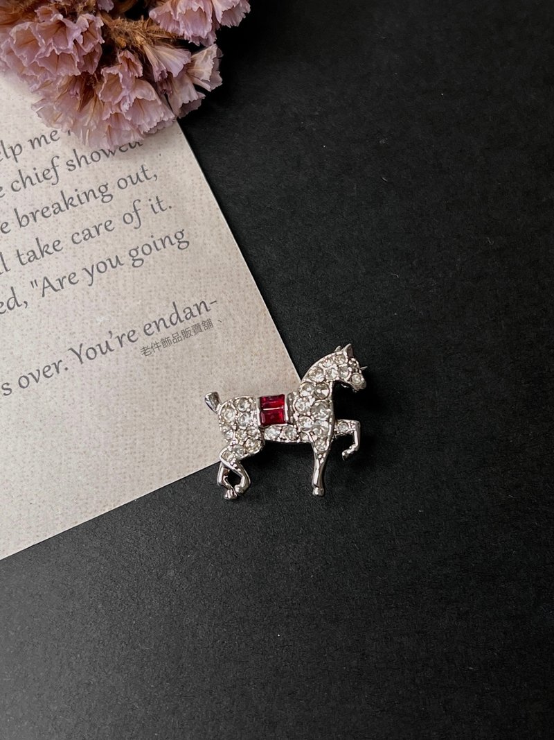 Crown Trifari Rhinestone Little Horse Brooch - เข็มกลัด - วัสดุอื่นๆ สีเงิน