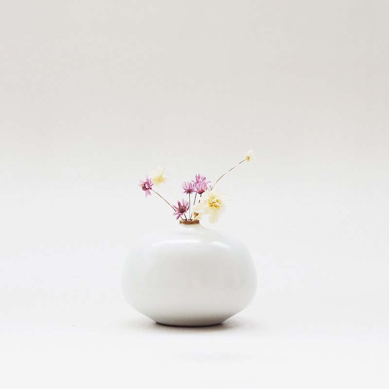 Vintage White Mini Vase - Flat Bud - เซรามิก - ดินเผา ขาว