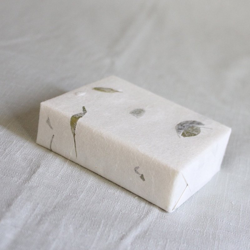 100% Cold Pressed Castile Soap - ผลิตภัณฑ์ทำความสะอาดหน้า - พืช/ดอกไม้ สีเขียว