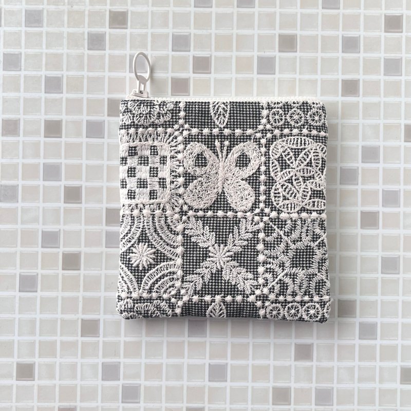 mina perhonen forest tile 総刺繍　蝶　ミニポーチ　人気カラー - 化妝包/收納袋 - 棉．麻 卡其色