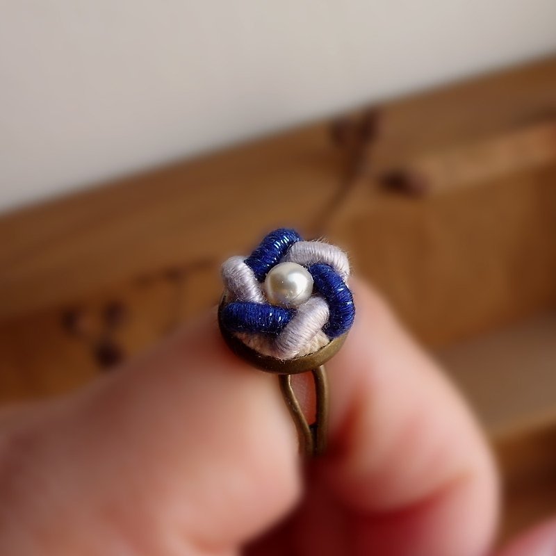 macrame adjustable flower ring like a galaxy - แหวนทั่วไป - ผ้าฝ้าย/ผ้าลินิน สีน้ำเงิน