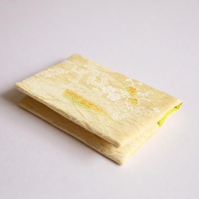 キラキラ梅文×若苗色　きものカードケース【絹】 - 名刺入れ・カードケース - シルク・絹 ゴールド