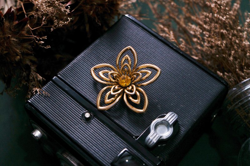 【老飾品/西洋老件】VINTAGE美國CORO金色鏤空花型古著胸針 - 胸針 - 其他金屬 銀色