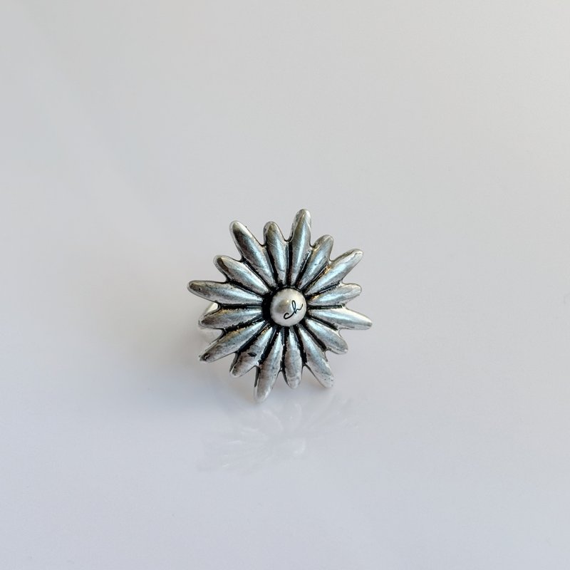 vintage flower ring - แหวนทั่วไป - เงิน สีเงิน