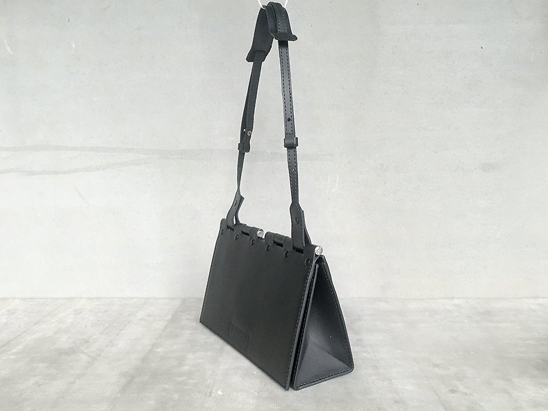 POMCH-Hinge Bag Crossbody/Clutch - กระเป๋าคลัทช์ - หนังแท้ สีดำ