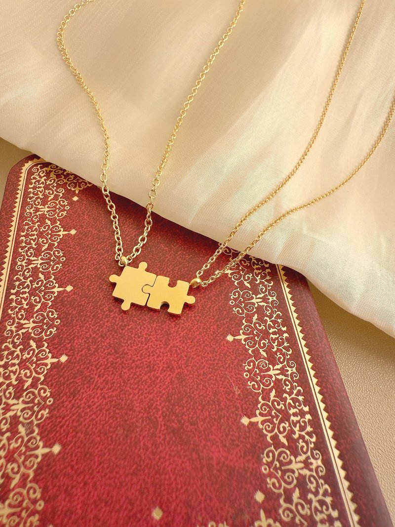【精緻禮盒】拼圖項鍊 18KGF－一半一伴 #可愛 對鍊 情侶 - 項鍊 - 其他金屬 金色