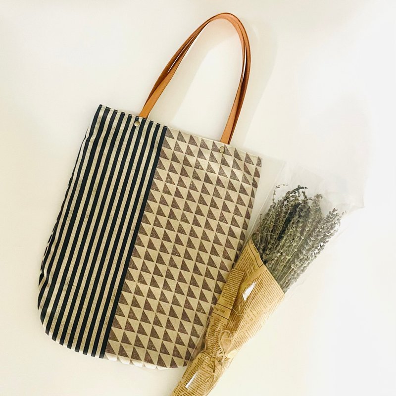 古家悦子氏デザイン生地のレザーストラップショルダーバッグ。両面パターン。グレー/パステル2種。内ポケット付き。 - ショルダーバッグ - コットン・麻 多色