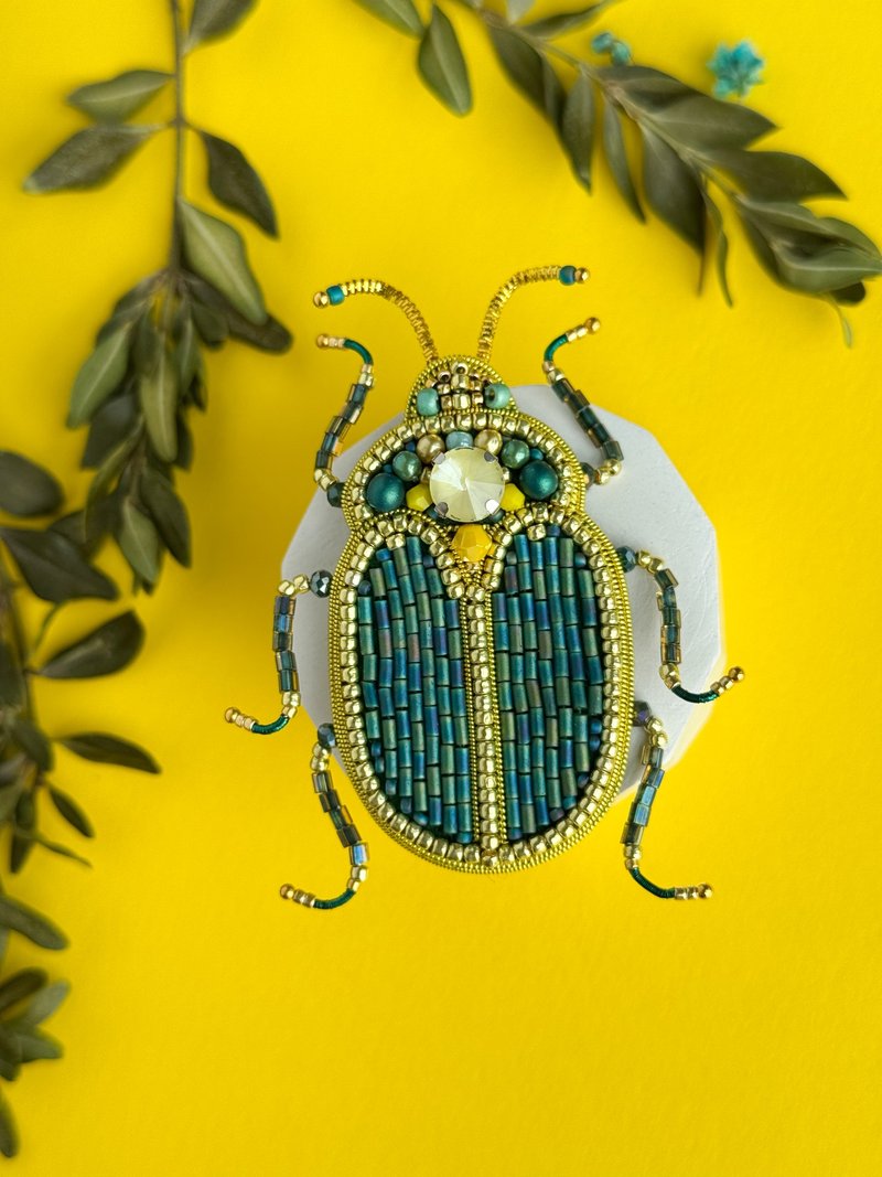 Beaded with insect pin embroidered scarabeaus brooch handmade beetle jewelry - 胸針 - 其他材質 綠色