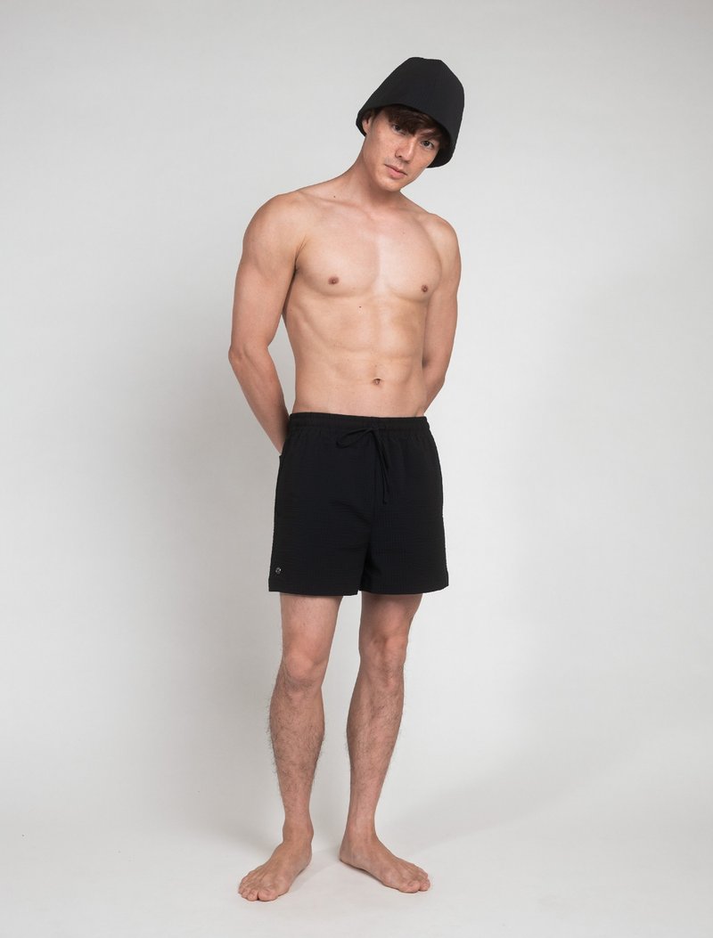Black 經典黑 / 男款泡泡紗 度假短褲 - 男短褲/工作短褲 - 其他材質 黑色