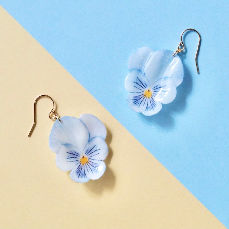 White color viola flower earrings, Dainty 14k Gold Fill - ต่างหู - วัสดุอื่นๆ ขาว