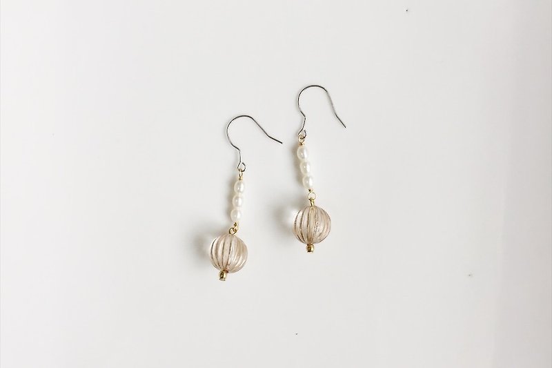 Pearl Brass antique resin earrings - ต่างหู - โลหะ สีทอง