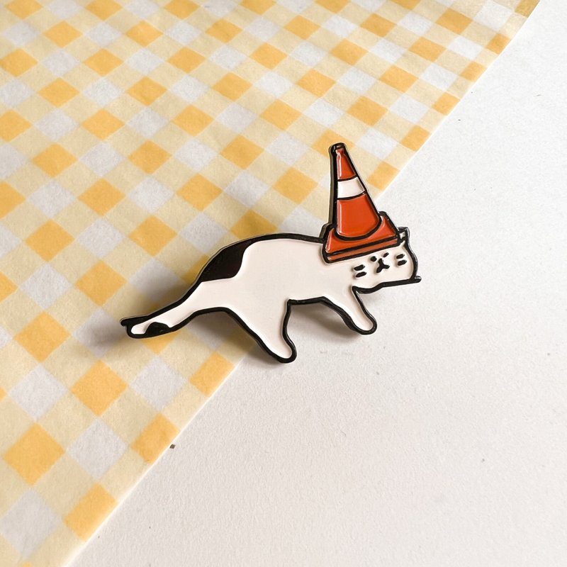 Small Potato Pin - Stay Chill Ice Cream Cone Cat - เข็มกลัด - โลหะ สีเหลือง