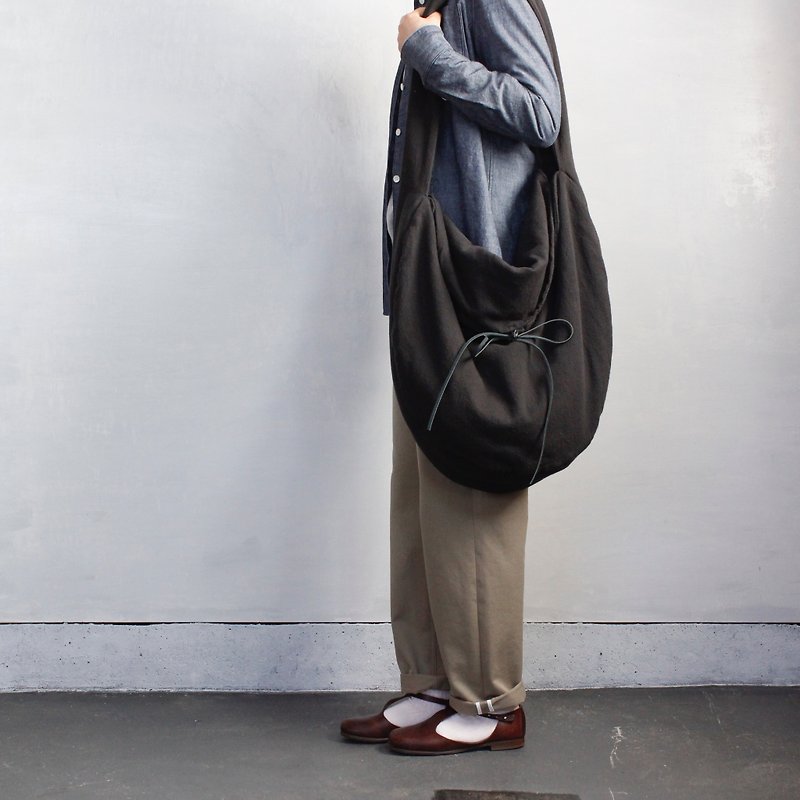Circle shoulder bag / CH - กระเป๋าแมสเซนเจอร์ - ผ้าฝ้าย/ผ้าลินิน สีดำ