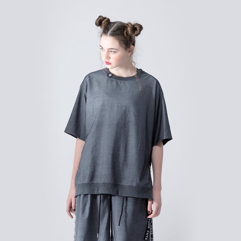UNISEX RIBBED BOTTOM ROUND NECK SHIRT - เสื้อผู้หญิง - ผ้าฝ้าย/ผ้าลินิน สีเทา