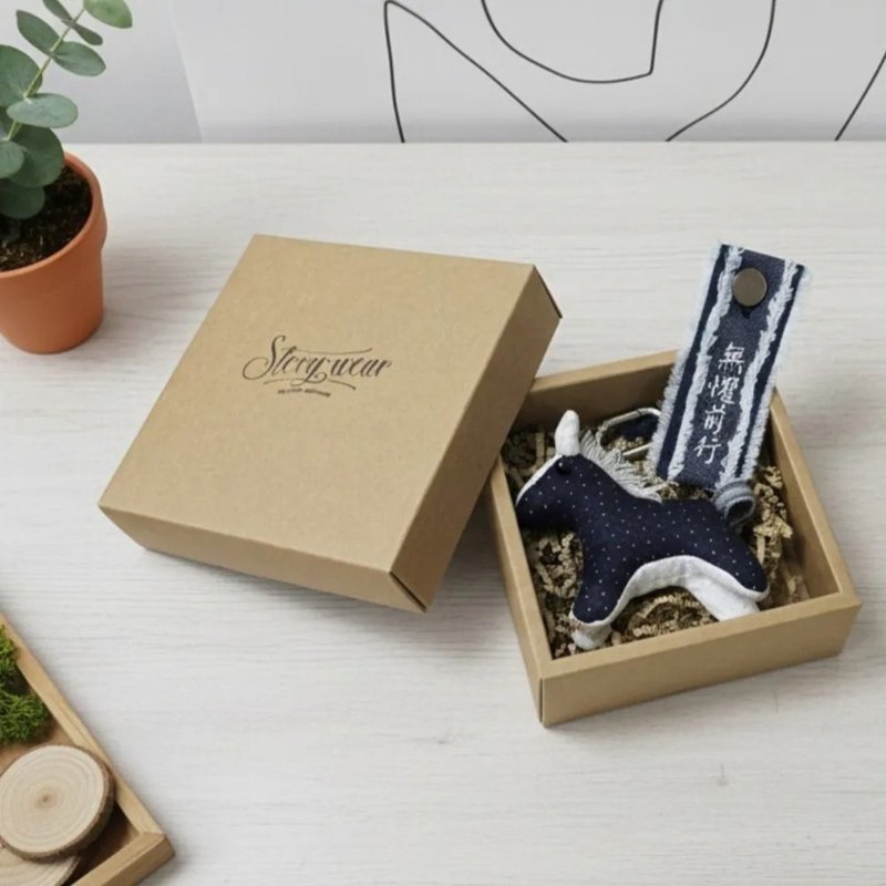 【サステナブル・インクルーシブギフトボックス】ゼロウェイストデニム子馬 × 城隍爺コラボお守り - チャーム - コットン・麻 