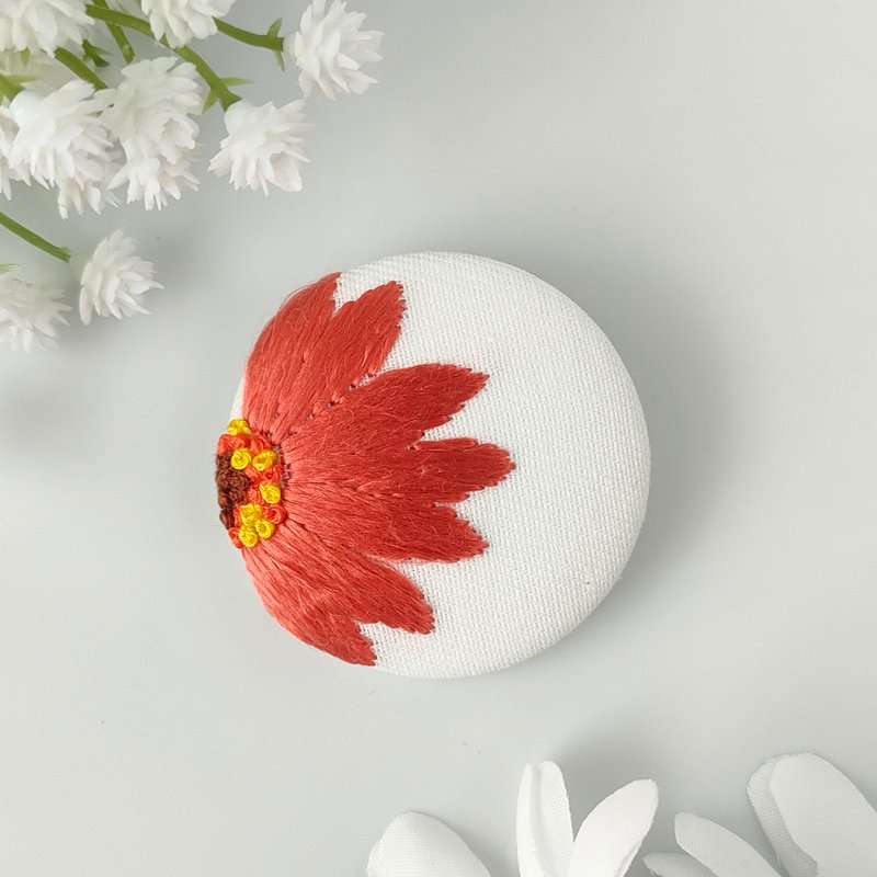 オレンジガーベラの刺繍ブローチ　絹糸 - 胸針 - 棉．麻 橘色