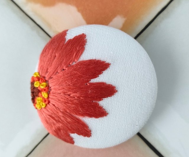オレンジガーベラの刺繍ブローチ 絹糸 - ショップ かなちゃん手
