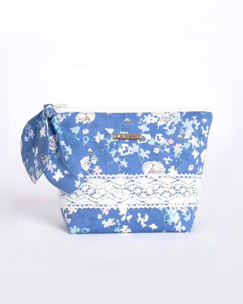 [Urban Printing-Hokkaido] Jiujiu Lace Handmade Cosmetic Bag Akan Lake Bear Small Flowers - กระเป๋าเครื่องสำอาง - ผ้าฝ้าย/ผ้าลินิน สีน้ำเงิน