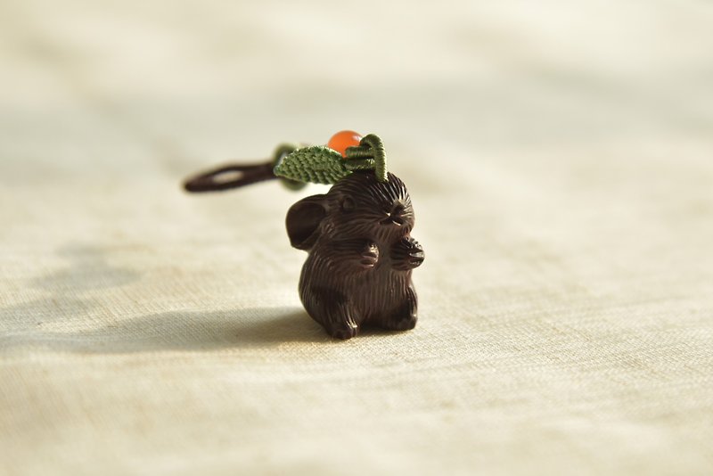 [Little Bunny] Natural Indian small leaf red sandalwood handmade three-dimensional carving Bunny cute charm Mid-Autumn Festival - พวงกุญแจ - ไม้ สีแดง