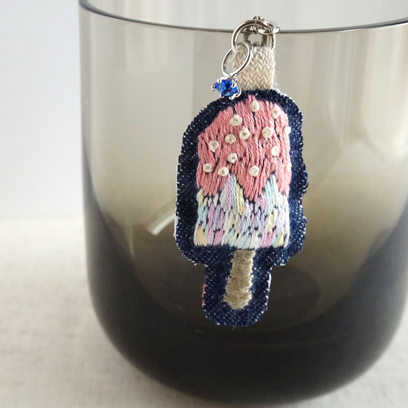 Hand-embroidered key charm "ice cream" [Made to order] - Keychains - Thread Pink