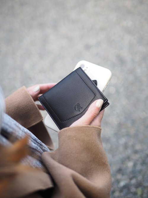 Charin Hannah (Black) : Small leather short wallet, folded wallet, Mini wallet