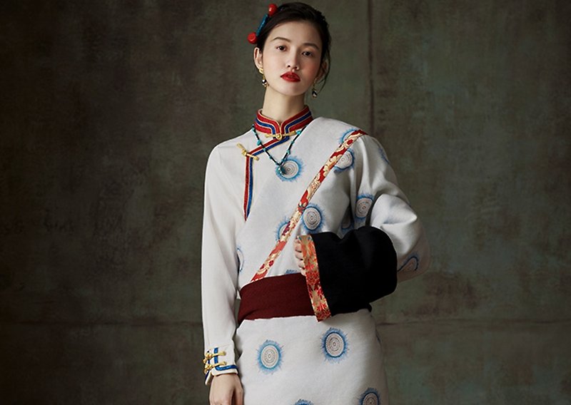 棲遲 傳統經典藏式卓瑪服 上衣/半裙 - 女裝 上衣 - 棉．麻 白色