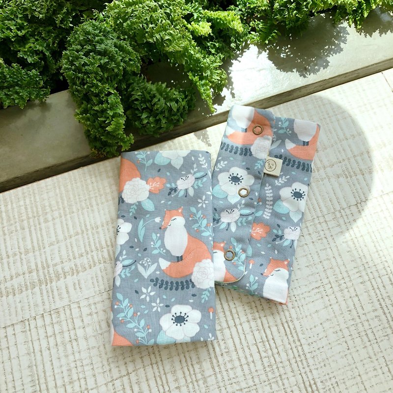 Gray fox six-layer yarn handmade back towel with saliva towel - Bibs - Cotton & Hemp 