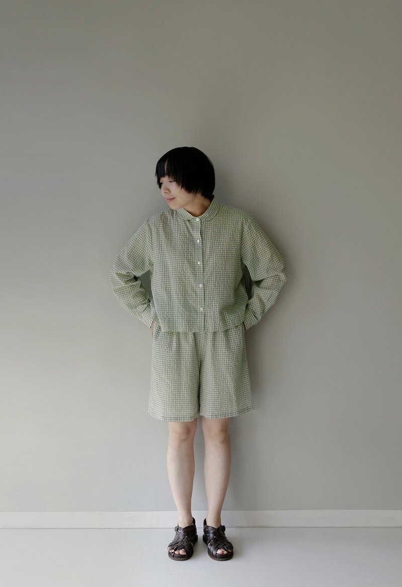 清涼夏日 淺草綠細格紋 元寶領長袖短款襯衫 - 女上衣/長袖上衣 - 棉．麻 